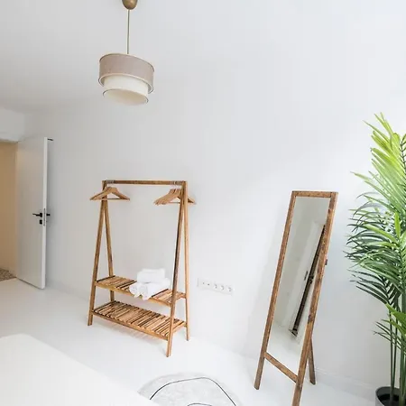 Charming 1br House Wpatio And Ac In Nianta