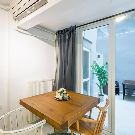 Charming 1br House Wpatio And Ac In Nianta Appartamento